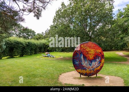 MariaLuisa Tadeis sculptures colorées, nuit et jour et Octopus dans Yorkshire Sculpture Park près de Wakefield, Royaume-Uni. Banque D'Images