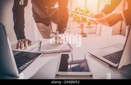 Les partenaires commerciaux discutent et analysent les documents et les plans. Technologies modernes dans les entreprises. Banque D'Images