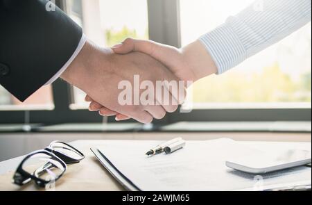 Les gens d'affaires se secouent les mains, finissant la réunion. Des hommes d'affaires couronnés de succès après une bonne affaire. Banque D'Images