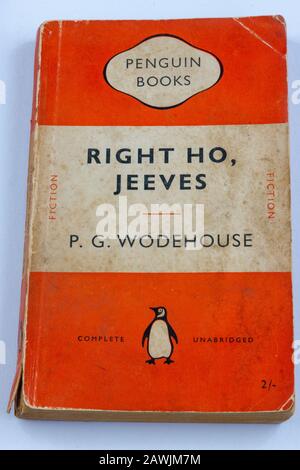 Couverture usée d'une édition 1955 de pingouin de 'Right Ho, Jeeves' par P.G> Wodehouse Banque D'Images