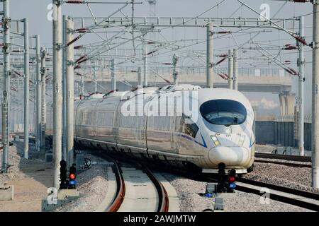 Un train à grande vitesse (China Railway High-speed) à grande vitesse arrive à la gare de Qingdao West à Qingdao City, dans la province de Shandong, en Chine orientale, le 9 février, Banque D'Images