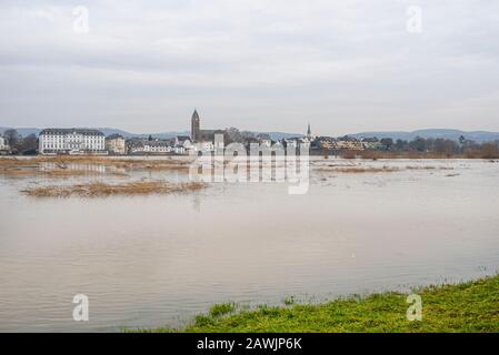 L'état élevé du Rhin en Allemagne occidentale, l'eau est passée du lit de la rivière. Banque D'Images