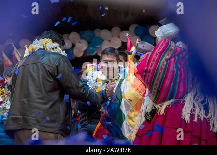 08 février 2020, Bolivie, El Alto: Le candidat à la présidence Luis Arce du parti Movimiento al Socialismo (MAS) accueille ses partisans et se réveille les mains. La nouvelle élection, le 3 mai, a lieu plus de six mois après l'élection présidentielle d'octobre, qui a été éclipsée par des accusations de manipulation et dont Morales a émergé comme vainqueur. Photo: Ivan Perez/Dpa Banque D'Images