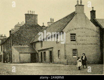 Chemins d'accès littéraires dans la vieille Angleterre . Le Cowgate, Mauchline beaucoup qu'il a marqué comme cibles pour invectiveor sujets pour l'eulologie. Peut-être parce qu'il n'est pas un avant-poste rural de ce genre, Mauchline a 201 CHEMINS D'ACCÈS LITTÉRAIRES qui ont changé plus que Tarbolton. Pourtant, il y a beaucoup de bâtiments qui prennent l'esprit de retour au temps des poètes, et dans le principal la topographie de l'endroit est pratiquement inchangé. Le Cow-gate illustre les deux faits. Ici il y a des maisons sev-eral qui ont changé mais peu pendant. Poosie Nansies, Mauchline les cent dernières années, et la position de la rue, avec l'église à la fin Banque D'Images