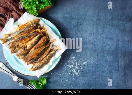 sel de poisson frit et épices, poisson sur plaque Banque D'Images