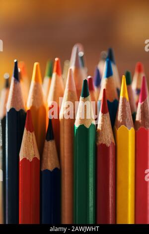 Vue rapprochée des crayons de couleur aiguisés Banque D'Images