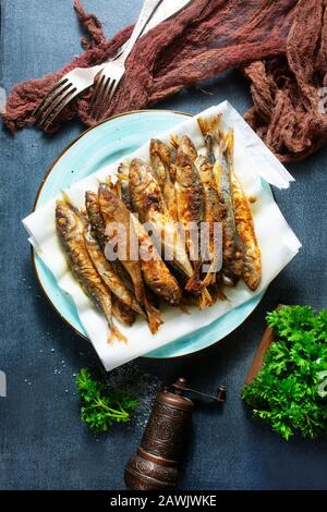 sel de poisson frit et épices, poisson sur plaque Banque D'Images