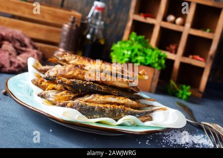 sel de poisson frit et épices, poisson sur plaque Banque D'Images