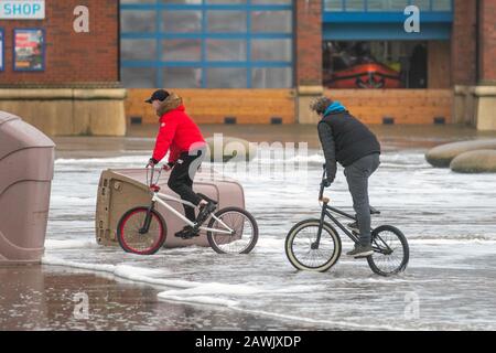 Blackpool, Lancashire. 9 février 2020. La troisième tempête de la saison, la pire depuis 2013 arrive à Blackpool. Les grandes vagues et débris projetés sur les routes, les marins et les propriétés côtières présentent un risque pour la vie. Temps humide et venteux, avec des vents aussi forts que 60 mph allant jusqu'à 70 mph dans les zones plus exposées. Crédit: Mediaworldimages/Alay Live News Banque D'Images