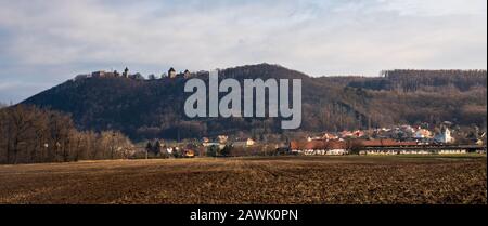 Le village de Tyn nad Becvou avec les ruines du château d'Helstyn sur la colline au-dessus de la république tchèque Banque D'Images