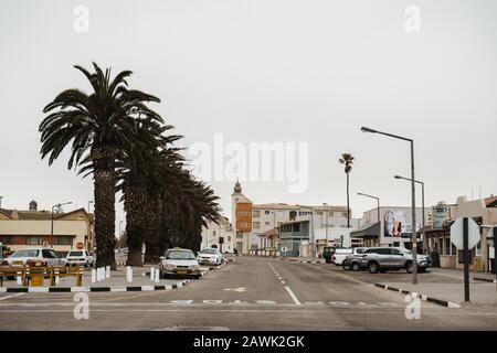 Vieux bâtiments coloniaux allemands et rues de Swakopmund, une ville de Namibie Banque D'Images