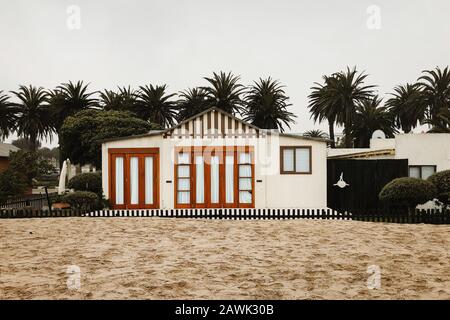 Vieux bâtiments coloniaux allemands et rues de Swakopmund, une ville de Namibie Banque D'Images