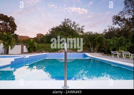 Vue sur une piscine extérieure en Amérique centrale tropicale Banque D'Images