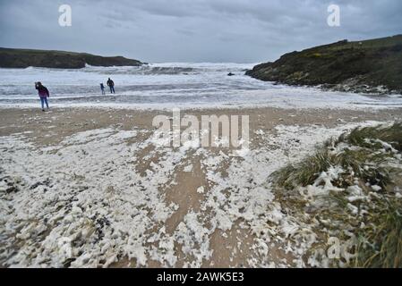 Cable Bay en mousse de mer pendant Storm Clara, Rhosneigr, Anglesey, au nord du pays de Galles Banque D'Images