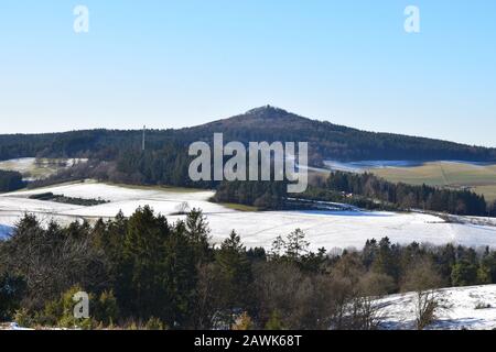 L'Eifel enneigé entre Bergheide et la montagne Hohe Acht Banque D'Images