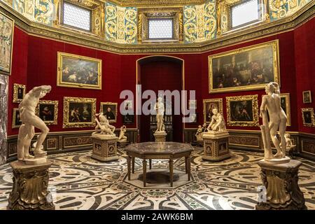 Florence, ITALIE - 7 AVRIL 2018 : la salle Tribune de la Galerie des Offices à Florence, Italie. La chambre est faite entre 1581 et 1583 par l'architecte Bernardo Buont Banque D'Images