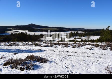 L'Eifel enneigé entre Bergheide et la montagne Hohe Acht Banque D'Images