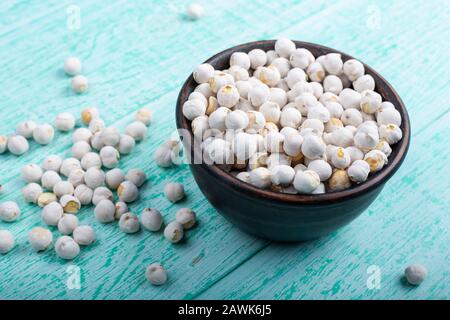 pois chiches blancs secs non cuits sur fond de bois dans une plaque d'argile. endroit pour le texte Banque D'Images