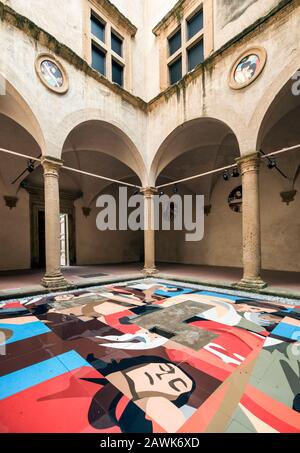 Italie Toscane Volterra - Cloître du Palazzo Solaini, qui abrite maintenant la galerie d'art civique et l'éco-musée alabaster. Au centre de la cour se trouve une installation temporaire concernant l'exposition Rosso Fiorentino. Banque D'Images