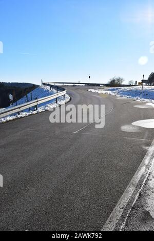 L'Eifel enneigé entre Bergheide et la montagne Hohe Acht Banque D'Images