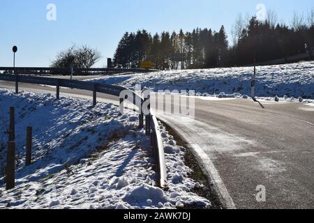 L'Eifel enneigé entre Bergheide et la montagne Hohe Acht Banque D'Images