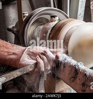 Italie Toscane Volterra - traitement d'Alabaster au laboratoire Alab'Arte de Volterra. Lathe traitement d'un vase. Banque D'Images