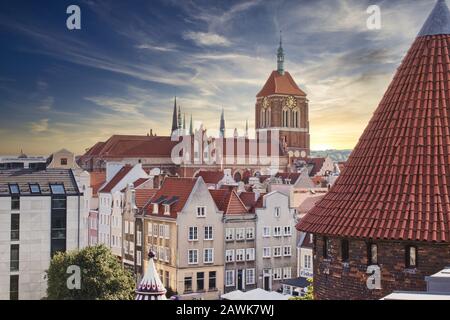 Vue aérienne du centre-ville de Gdansk avec tour d'horloge de l'église au loin Banque D'Images