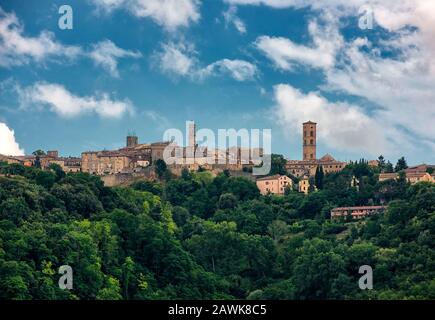 Italie Toscane Volterra - vue sur la ville de Volterra de la route qui descend vers le Balze Banque D'Images