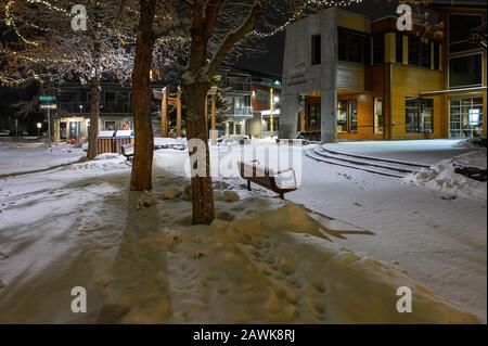 Canmore, Alberta, Canada – le 08 février 2020 : vue nocturne du Centre civique de Canmore et de sa place d'entrée Banque D'Images