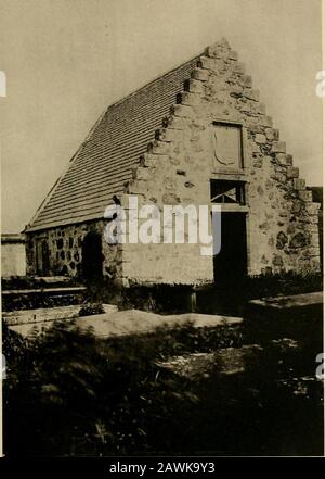 Le livre de famille Elphinstone des seigneurs Elphinstone, Balmerino et Coupar. Une propriété princière et château comme Kildrummy devrait avoir une famille de coffre-fort, où l'internement des générations successives de sa famille Mightwhere ont lieu. L'église de Kildrummy est à environ un mile du château, qui a hadré la résidence nord des seigneurs d'Elphinstone pendant près d'un siècle. Adjacente à l'église, et dans le cimetière, est l'allée érigée par LordElphinstone, une représentation de collotype ici donnée. Il y a de l'awindow placé immédiatement au-dessus de la porte d'une largeur égale avec elle, et en hauteur environ Banque D'Images