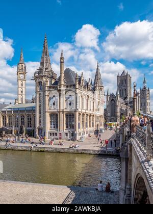 Gand, Belgique, Vers Août 2019. Les gens du Graslei, quai sur la promenade à côté de la rivière Lys à Gand, Belgique et Pont St Michael sur un soleil Banque D'Images