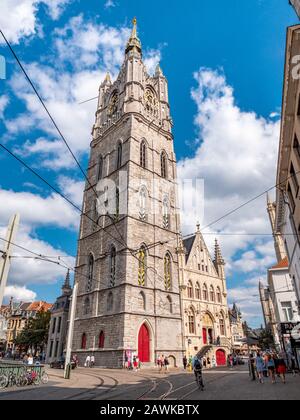 Gand, Belgique, Vers Août 2019 . Beffroi de Gand par jour ensoleillé. Belle architecture et point de repère de la cité médiévale de Gent en Belgique sur summ Banque D'Images