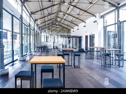 Gand, Belgique, vers août 2019. Restaurant Vide moderne et lumineux. Restauration, café-bar intérieur affaires avec décor simple noir et blanc, Banque D'Images