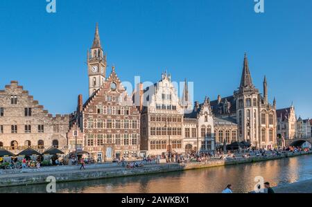 Gand, Belgique, Vers Août 2019. Vue panoramique sur le Graslei, quai sur la promenade à côté de la rivière Lys à Gand, Belgique et pont St Michael à Banque D'Images