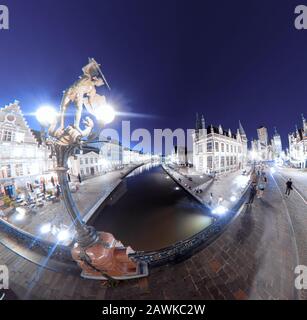 Gand, Belgique.Circa Novembre 2019.Panorama Déformé du Graslei, quai sur la promenade à côté de la rivière et du pont St Michael. Banque D'Images