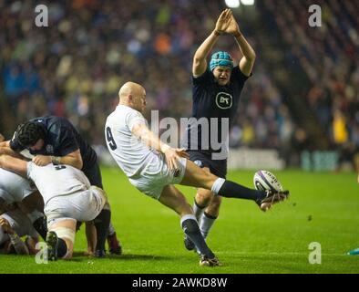 BT Murrayfield Stadium.Edinburgh.Scotland, Royaume-Uni. 8 février 2020. BT Murrayfield Stadium.Edinburgh, Écosse, Royaume-Uni. Guinness Six Nations Test: Ecosse / Angleterre. Scott Cummings, de l'Écosse, tente de faire tomber un coup de pied de la Willi Heinz, en Angleterre. Crédit: Ian Rutherford/Alay Live News. Banque D'Images