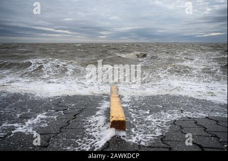 Wilhelmshaven, Allemagne. 9 février 2020. Sur la côte de la mer du Nord de Wilhelmshaven, la dépression de tempête 'Stabine' fait rage. Le Service météorologique allemand (DWD) a émis le deuxième niveau d'avertissement de tempête le plus élevé pour de grandes régions d'Allemagne en raison de la tempête 'STabine'. Crédit: Mohssen Assanimoghaddam/Dpa/Alay Live News Banque D'Images