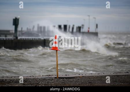 Wilhelmshaven, Allemagne. 9 février 2020. Sur la côte de la mer du Nord de Wilhelmshaven, la dépression de tempête 'Stabine' fait rage. Le Service météorologique allemand (DWD) a émis le deuxième niveau d'avertissement de tempête le plus élevé pour de grandes régions d'Allemagne en raison de la tempête 'STabine'. Crédit: Mohssen Assanimoghaddam/Dpa/Alay Live News Banque D'Images