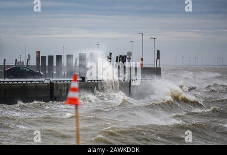 Wilhelmshaven, Allemagne. 9 février 2020. Sur la côte de la mer du Nord de Wilhelmshaven, la dépression de tempête 'Stabine' fait rage. Le Service météorologique allemand (DWD) a émis le deuxième niveau d'avertissement de tempête le plus élevé pour de grandes régions d'Allemagne en raison de la tempête 'STabine'. Crédit: Mohssen Assanimoghaddam/Dpa/Alay Live News Banque D'Images