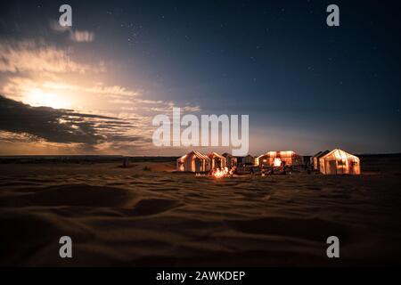 Camp dans le désert du Sahara au Maroc Banque D'Images