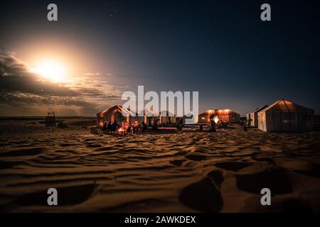 Camp dans le désert du Sahara au Maroc Banque D'Images