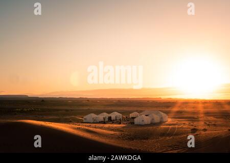 Camp dans le désert du Sahara au Maroc Banque D'Images