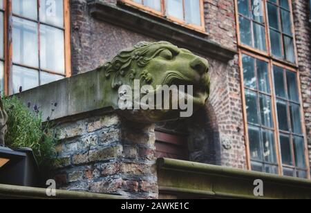 Vidange de l'eau en forme de tête de lion sur la rue Mariacka, Gdansk Banque D'Images