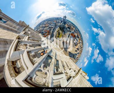 Panorama par distorsion aérien de l'église Saint-Nicolas et du paysage urbain de Gent depuis le beffroi de Gand par une journée ensoleillée. Drôle de point de vue fisheye. Banque D'Images