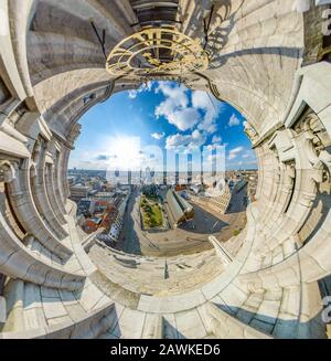 Panorama par distorsion aérien de l'église Saint-Nicolas et du paysage urbain de Gent depuis le beffroi de Gand par une journée ensoleillée. Drôle de point de vue fisheye. Banque D'Images