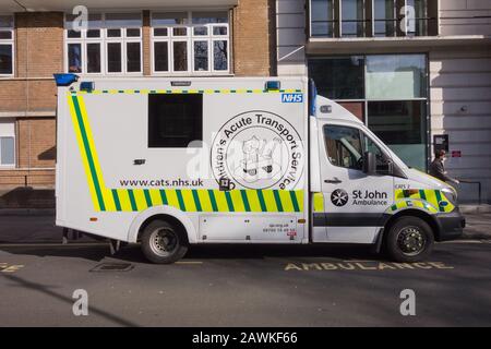L'ambulance du service de transport aigu pour enfants de St John Ambulance stationné près du célèbre hôpital Great Ormond Street, Londres, Royaume-Uni Banque D'Images