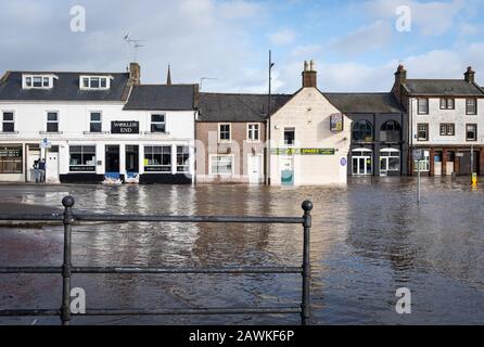 Une vue des inondations dans les Whitesands à Dumfries, en Écosse, le 9 février 2020 à la suite de la tempête Ciara, qui a affecté les maisons et les entreprises. Banque D'Images