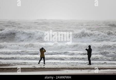 Gower, Pays de Galles, Royaume-Uni. 9 février 2020. Météo au Royaume-Uni : Deux personnes bravent les éléments sur Caswell Bay dans le sud du Pays de Galles car Storm Ciara apporte des vents forts et de fortes pluies au Royaume-Uni dimanche. Crédit: Robert Melen/Alay Live News Banque D'Images