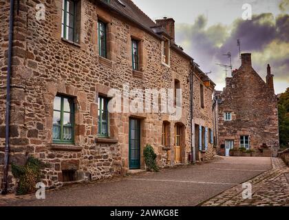 Image d'une petite rue à Lehon, Bretagne, France Banque D'Images