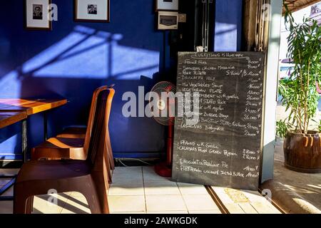 Un menu écrit sur un tableau noir dans un restaurant qui sert des plats français et d'autres occidentaux accueille les voyageurs dans le centre-ville de Kampong Cham, au Cambodge. Banque D'Images